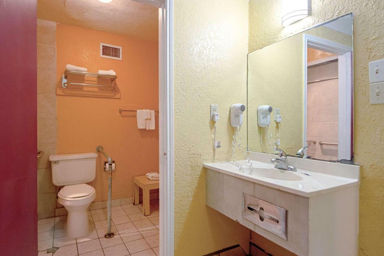 Economy Inn & Suites دينتون المظهر الخارجي الصورة